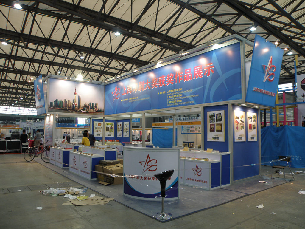 Nimo展示厂家直销 八棱柱展览系统在会展服务中的专业搭建优势